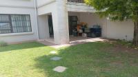 Patio - 10 square meters of property in Sunninghill