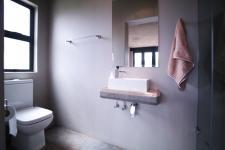 Bathroom 3+ - 6 square meters of property in The Meadows Estate
