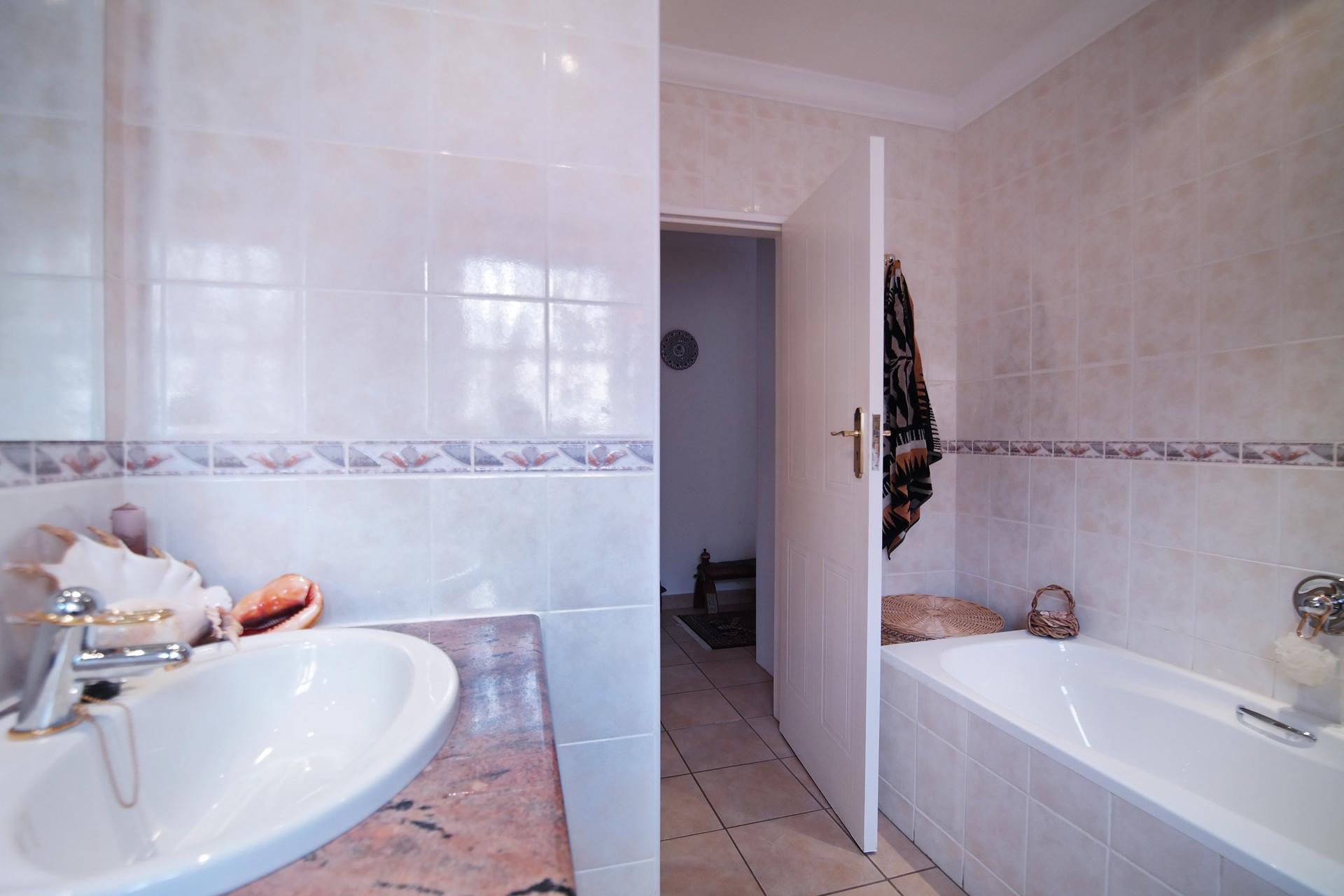 Bathroom 1 - 10 square meters of property in Woodhill Golf Estate