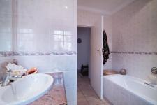 Bathroom 1 - 10 square meters of property in Woodhill Golf Estate