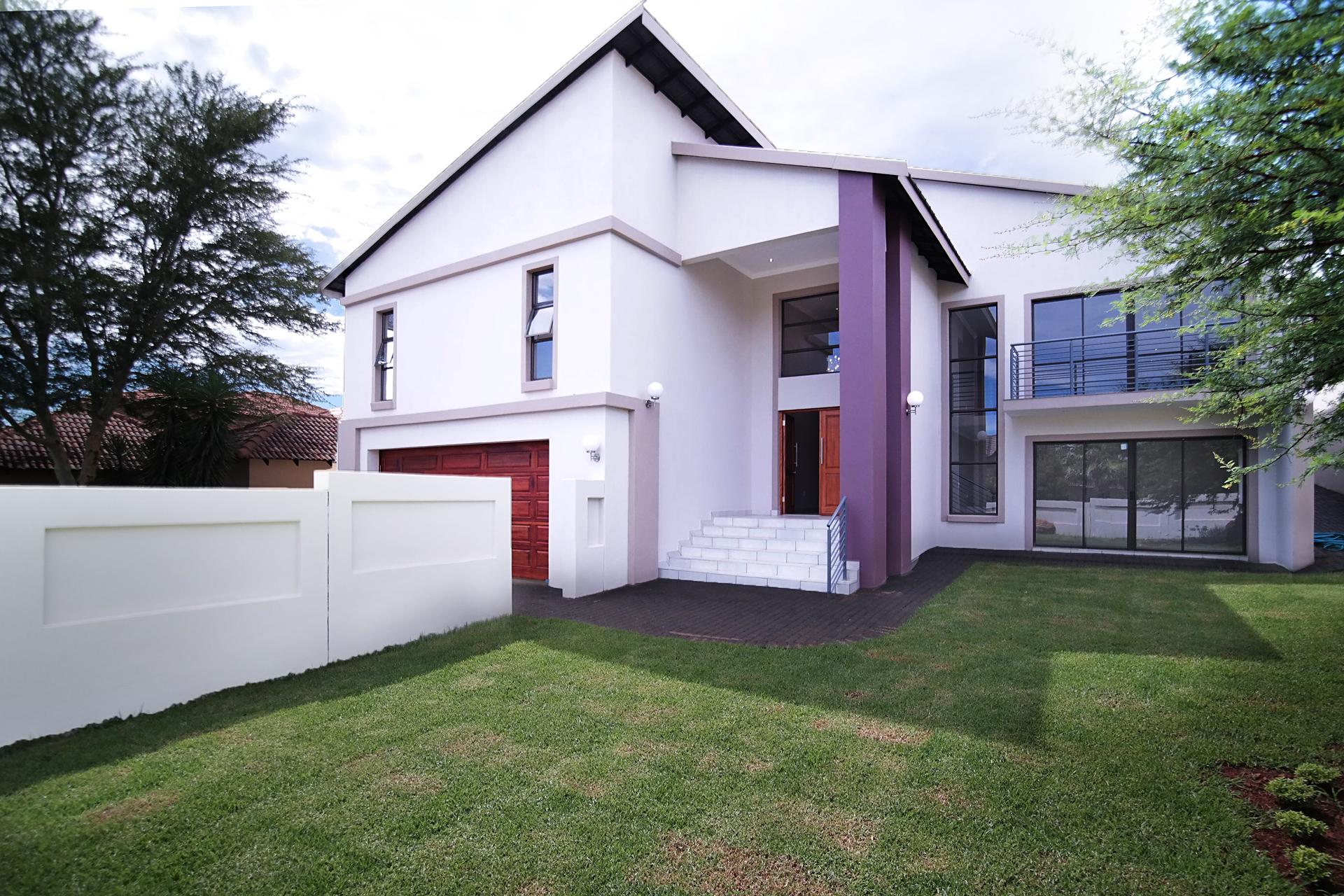 Front View of property in Willow Acres Estate