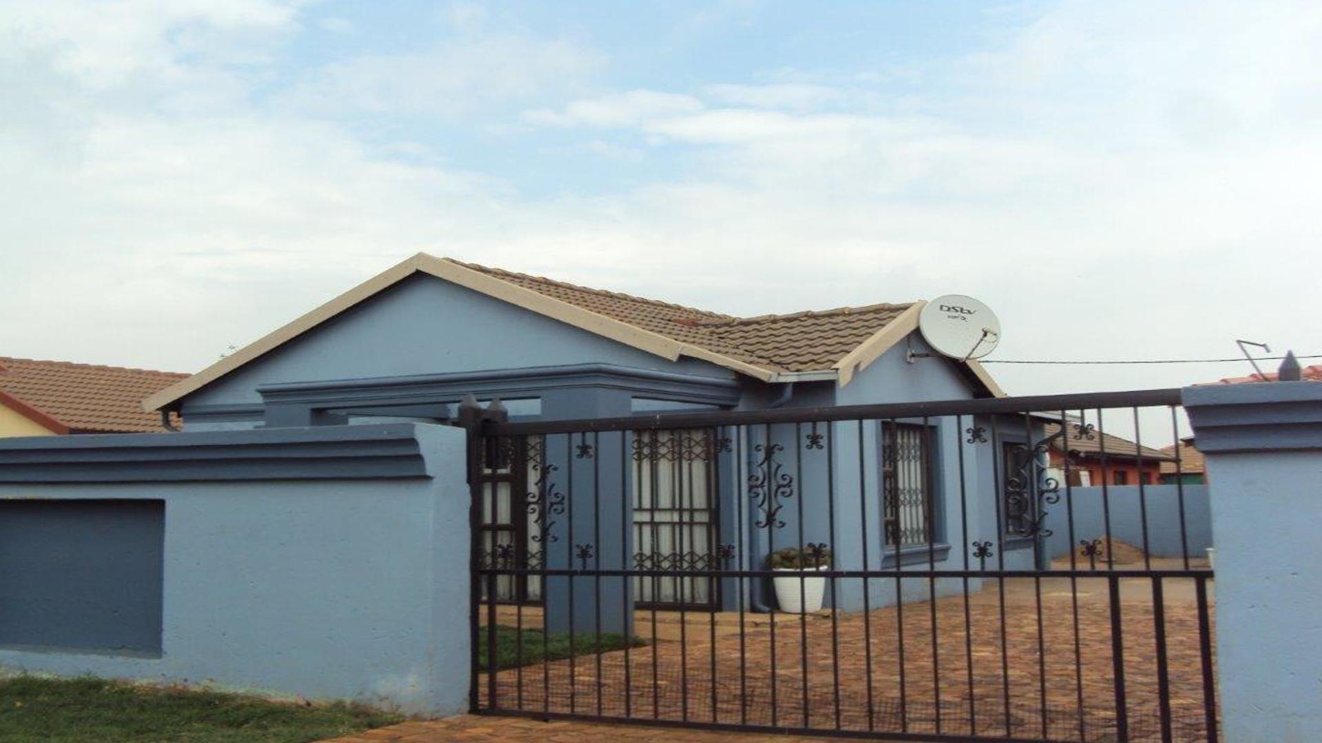 Front View of property in Vosloorus