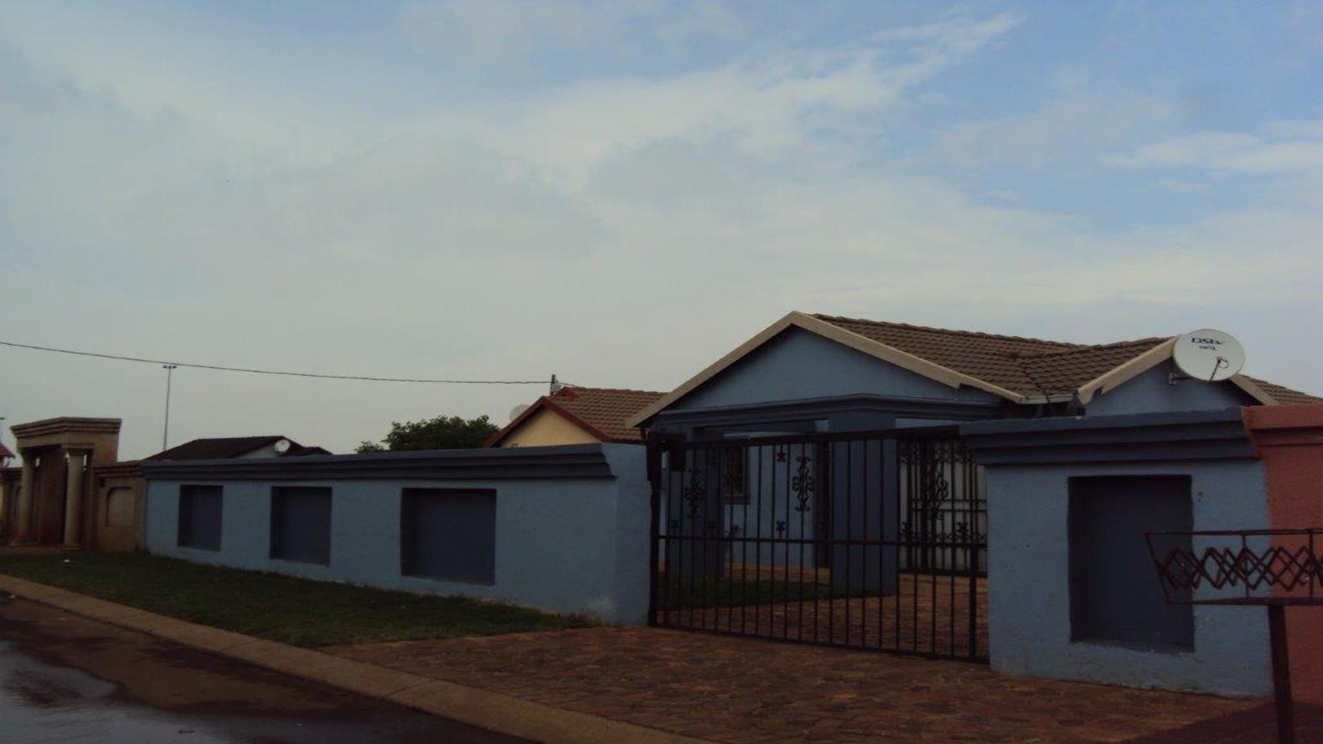 Front View of property in Vosloorus