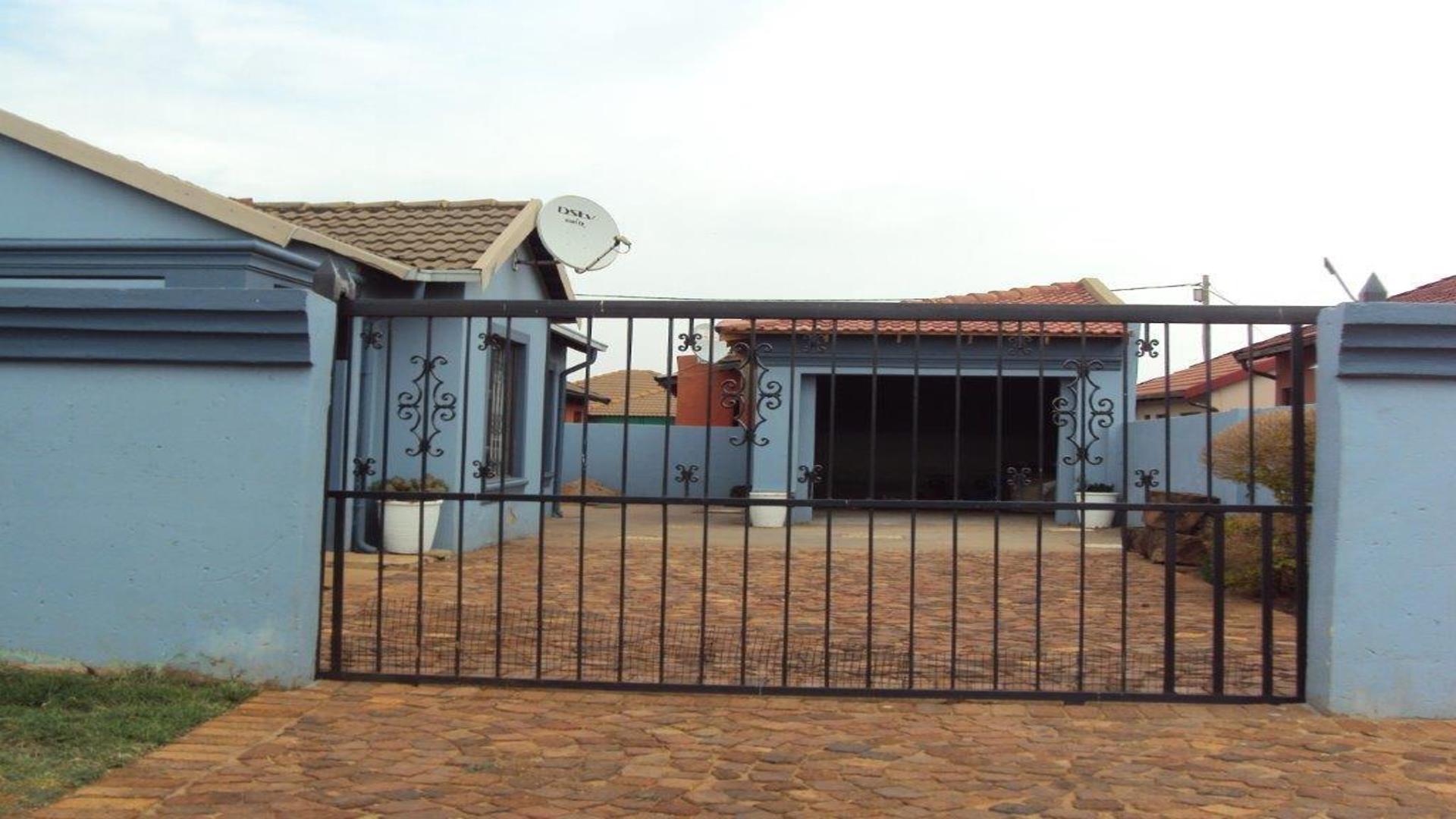 Front View of property in Vosloorus
