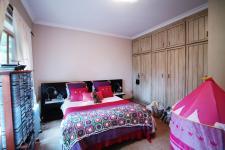 Bed Room 1 - 18 square meters of property in Woodhill Golf Estate