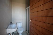 Bathroom 3+ - 3 square meters of property in The Meadows Estate