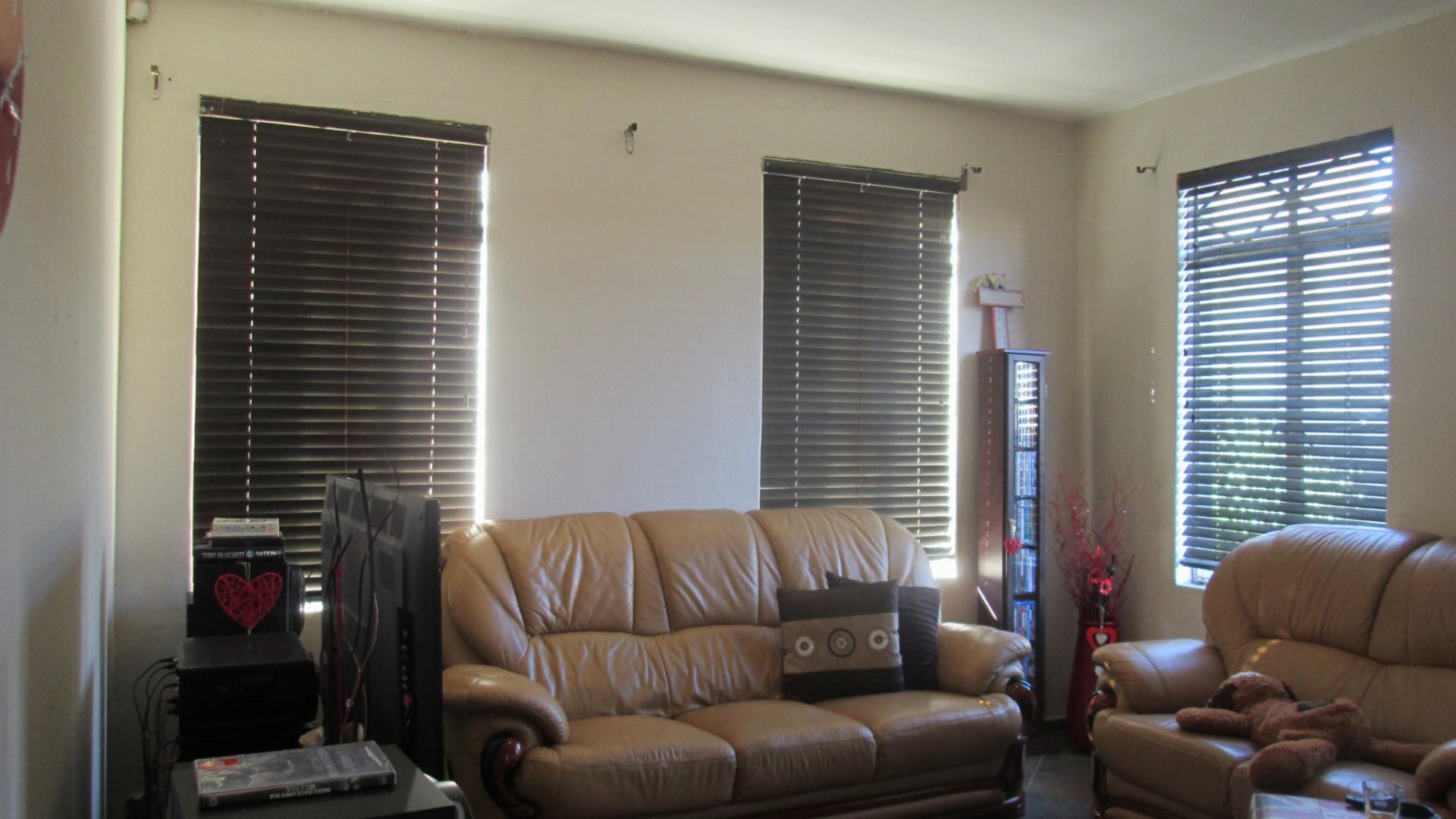 Lounges - 18 square meters of property in Sonneveld