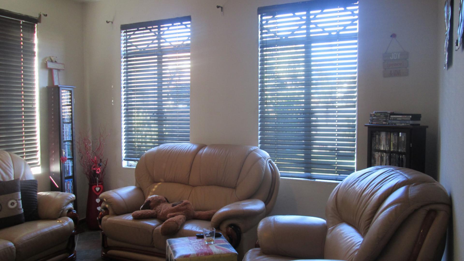 Lounges - 18 square meters of property in Sonneveld