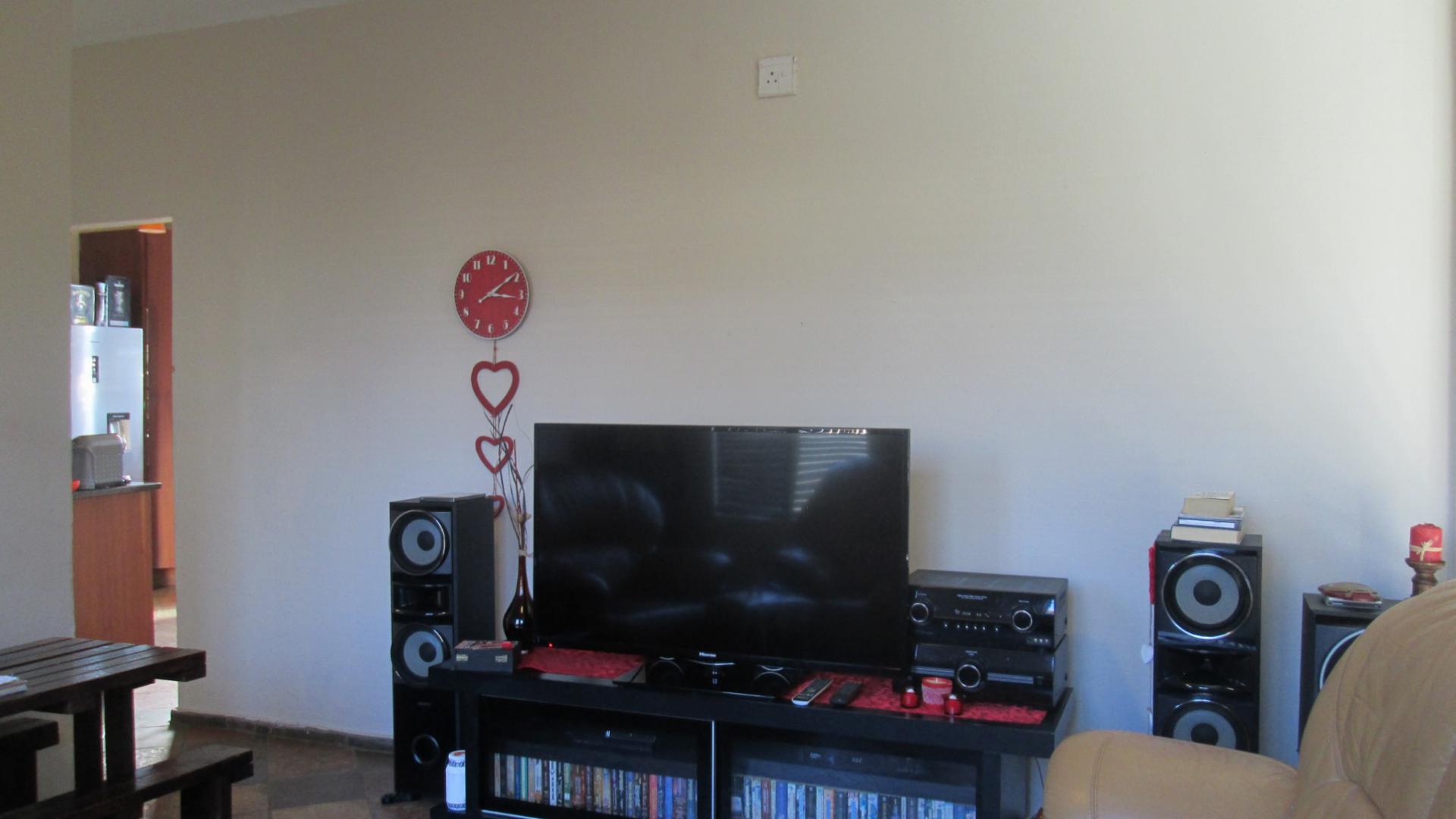 Lounges - 18 square meters of property in Sonneveld