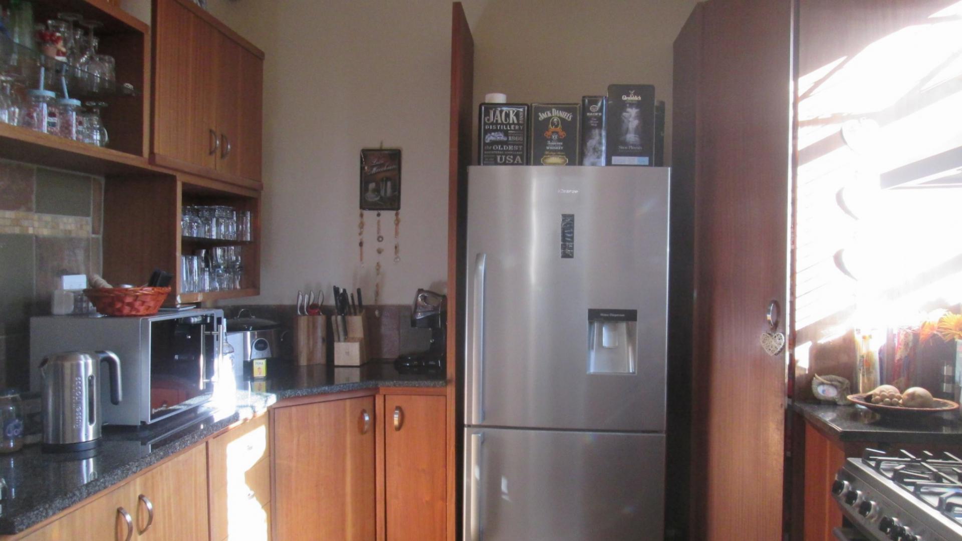 Kitchen - 13 square meters of property in Sonneveld