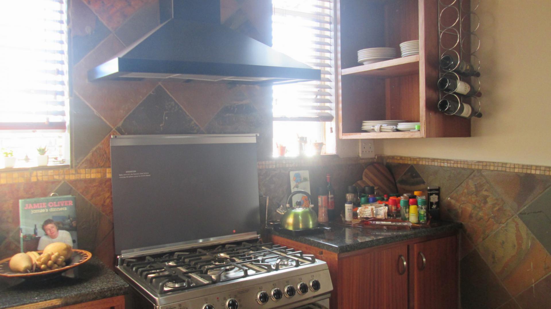 Kitchen - 13 square meters of property in Sonneveld