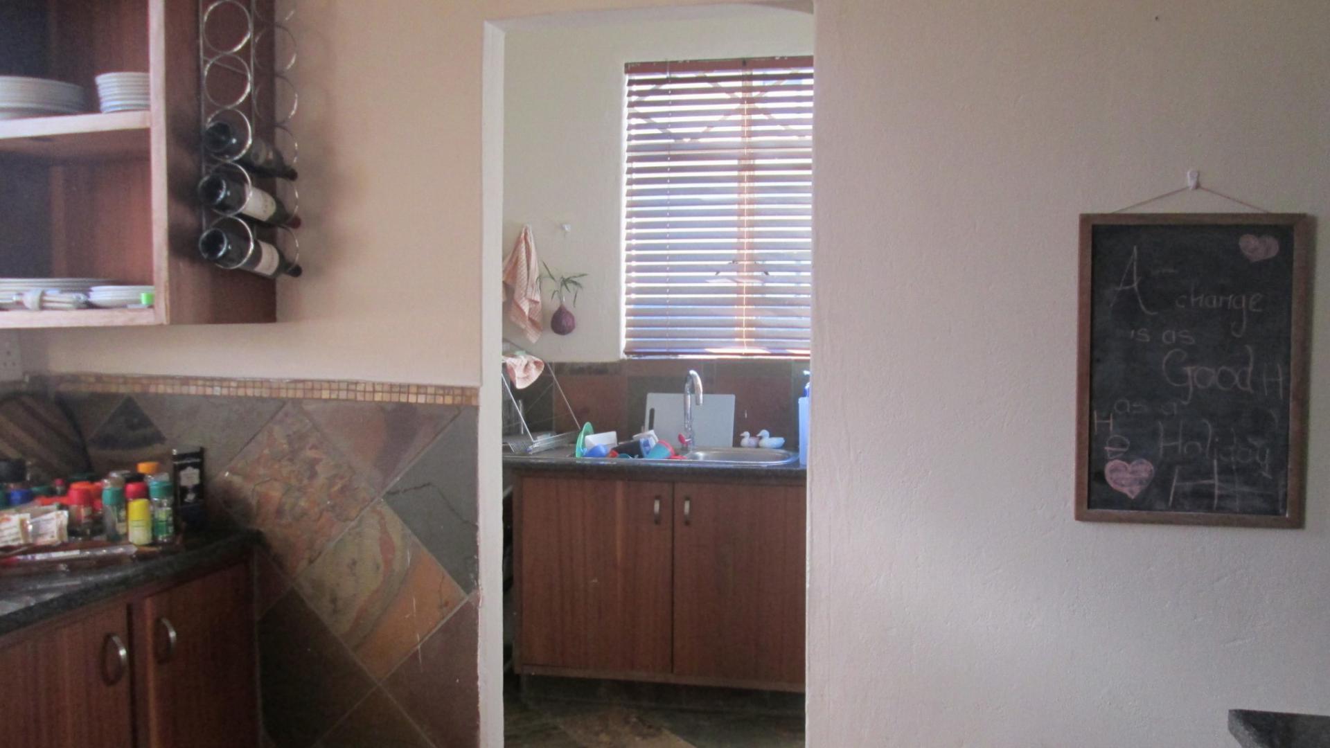 Kitchen - 13 square meters of property in Sonneveld