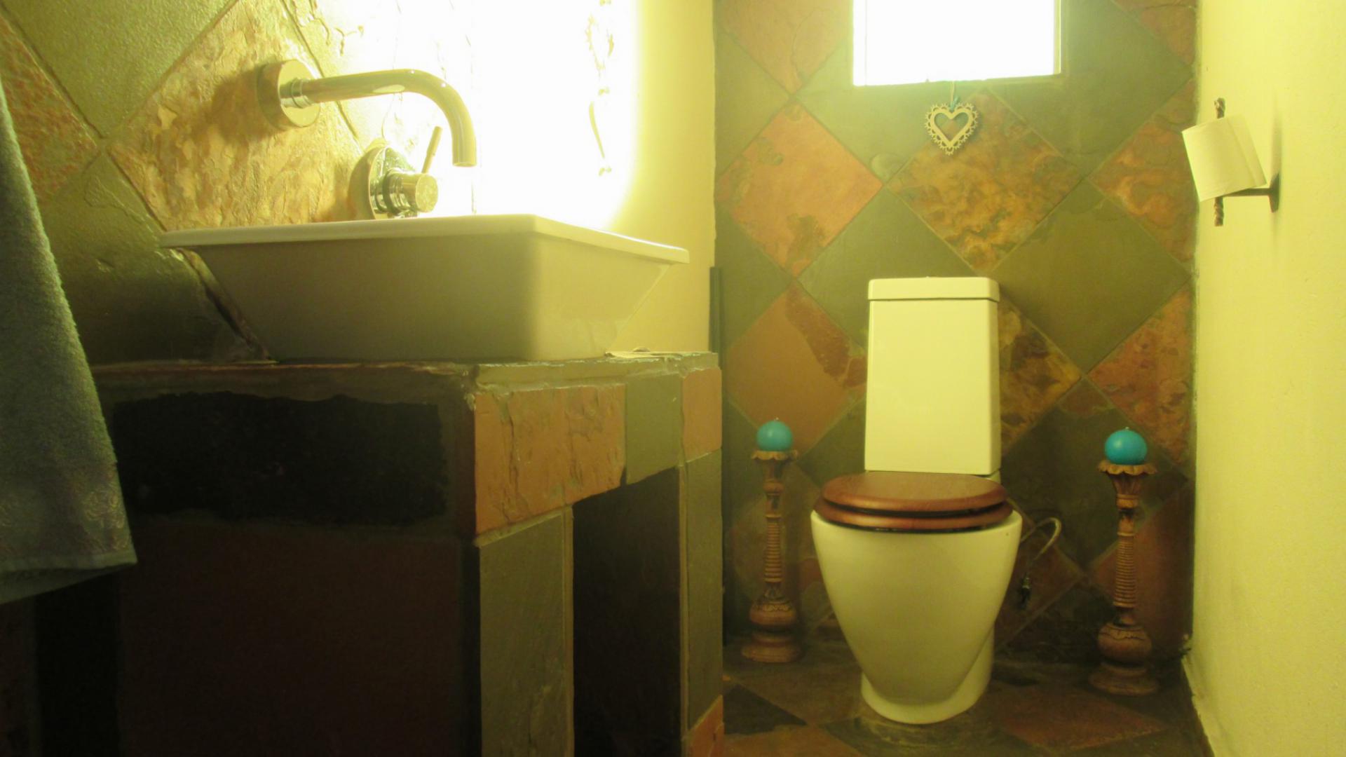 Bathroom 1 - 5 square meters of property in Sonneveld