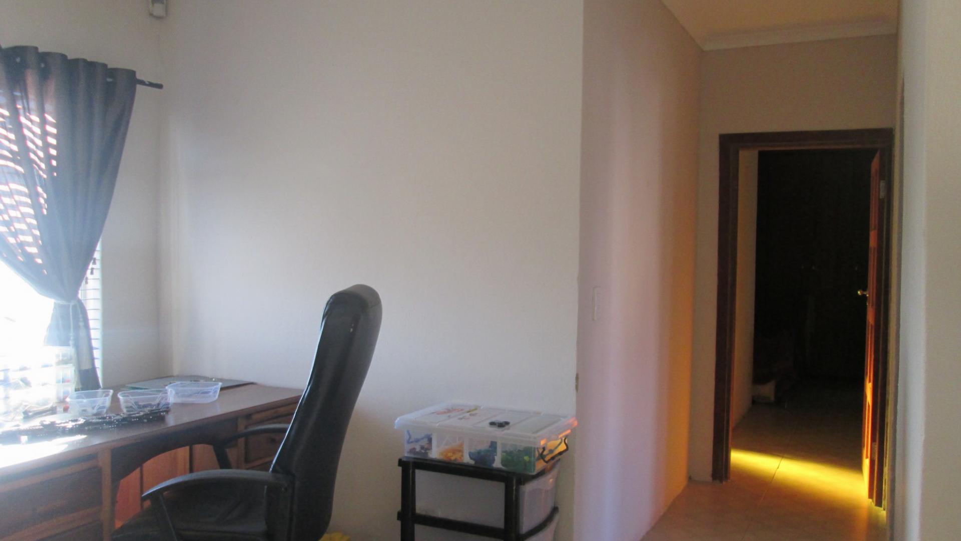 Spaces - 48 square meters of property in Sonneveld