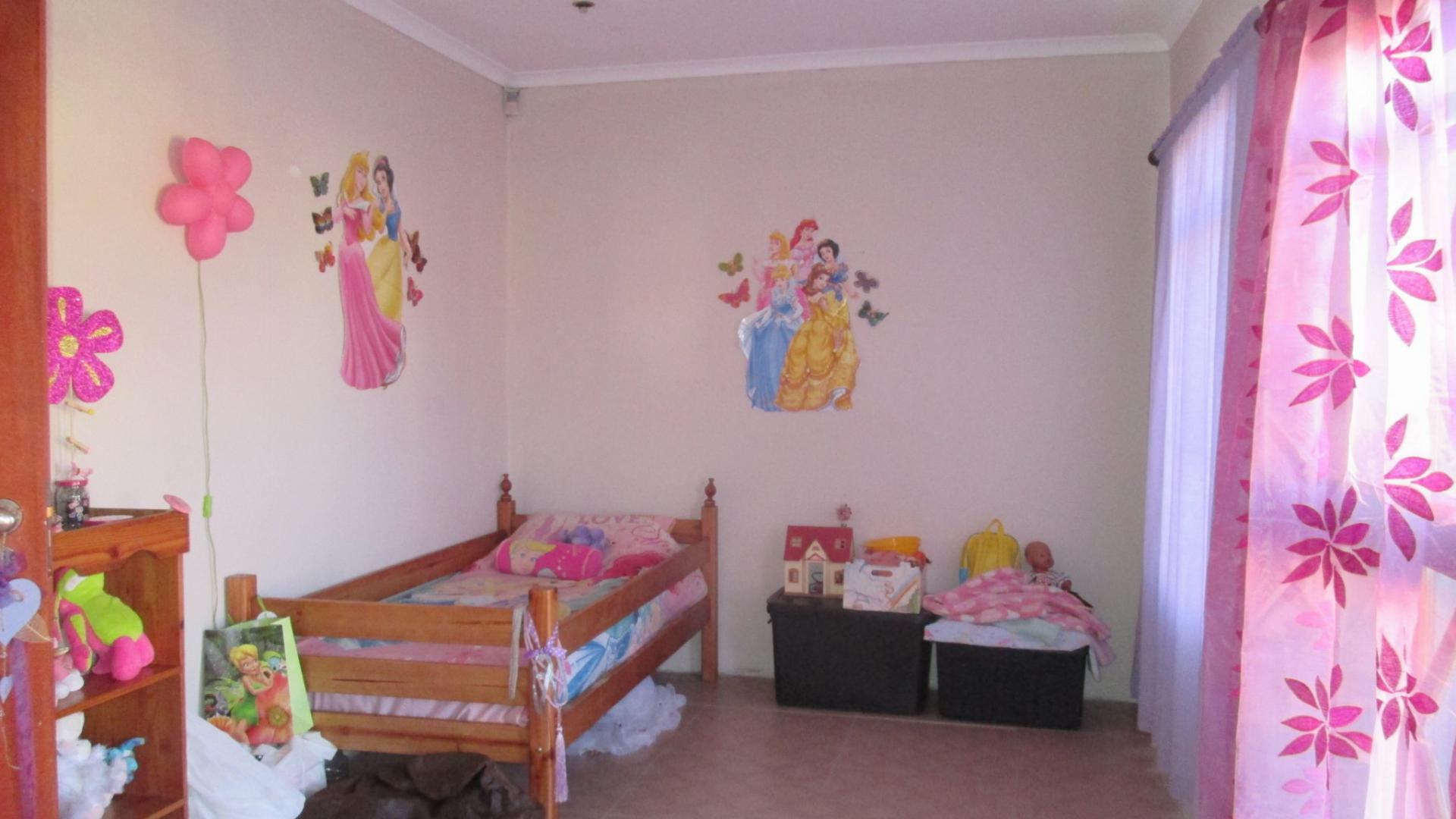 Bed Room 1 - 19 square meters of property in Sonneveld