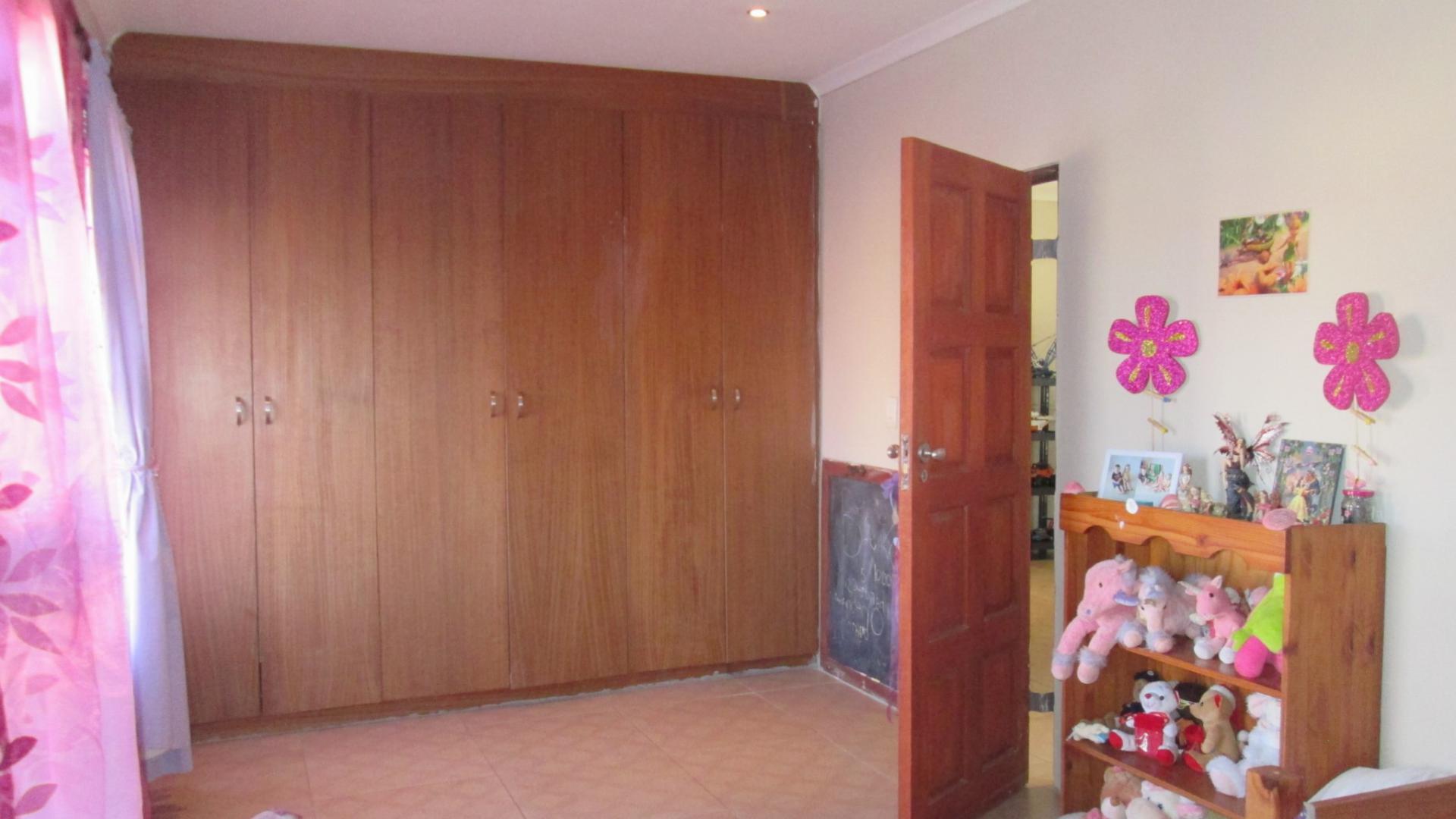 Bed Room 1 - 19 square meters of property in Sonneveld