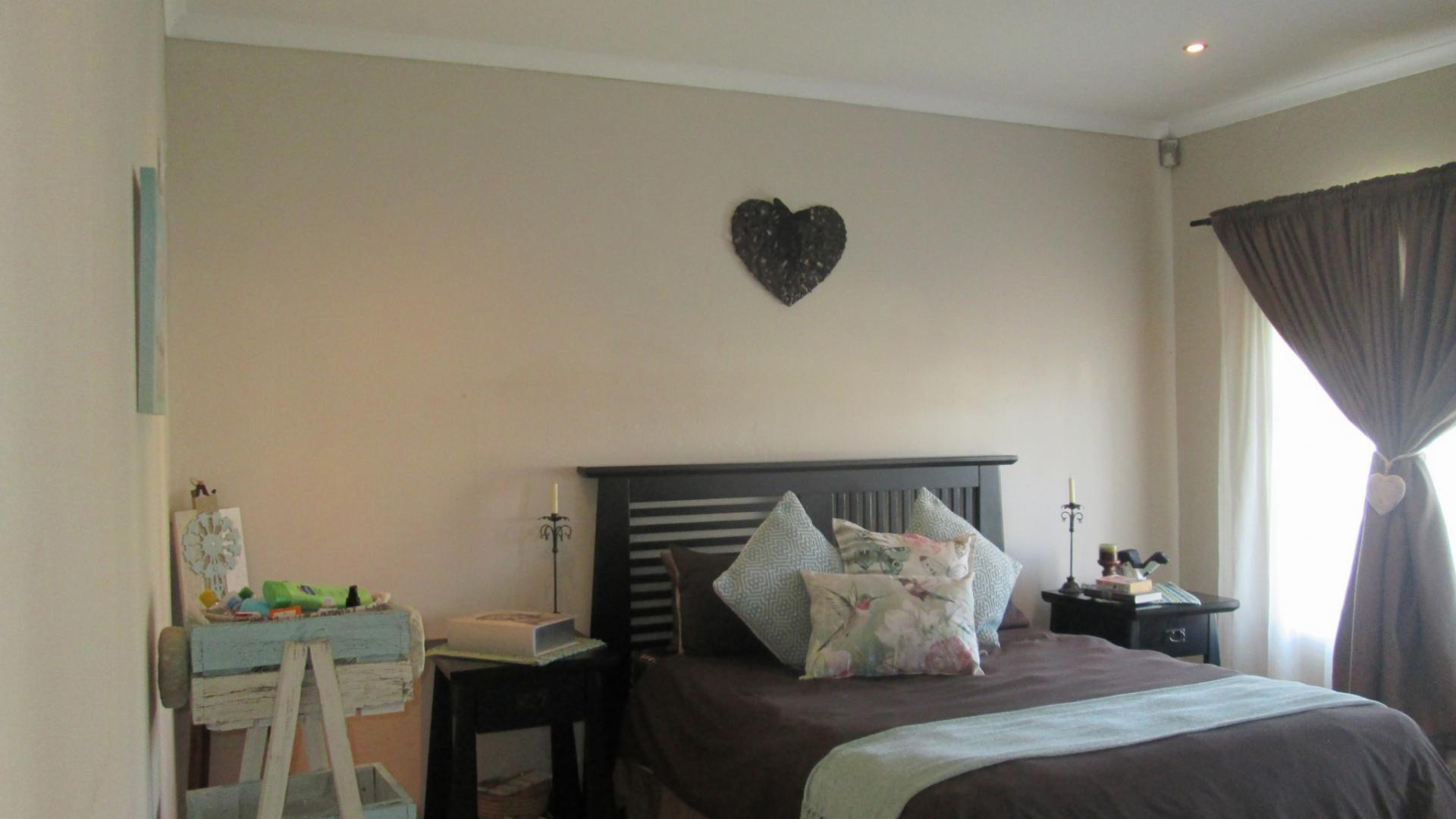 Main Bedroom - 29 square meters of property in Sonneveld