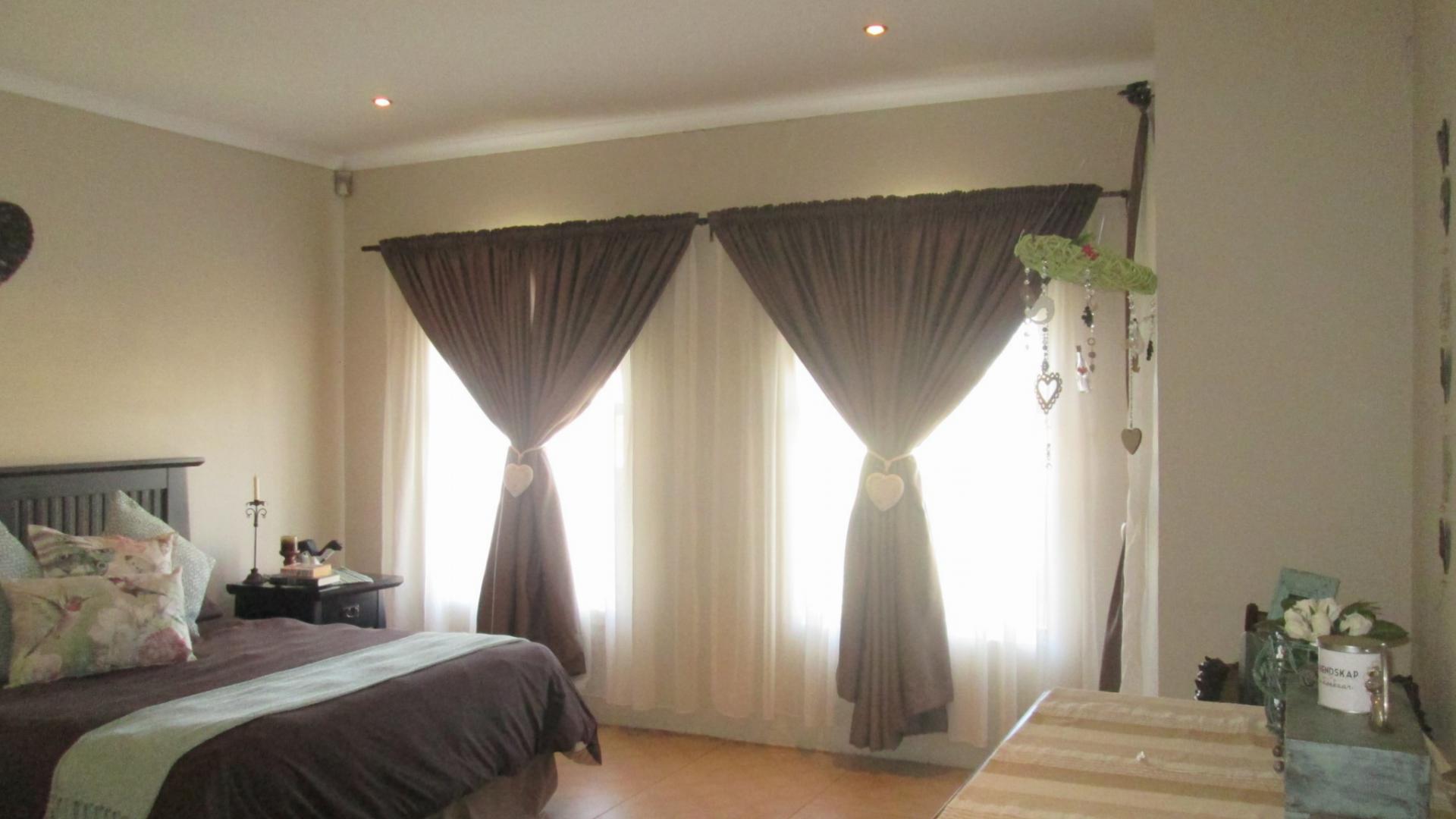 Main Bedroom - 29 square meters of property in Sonneveld