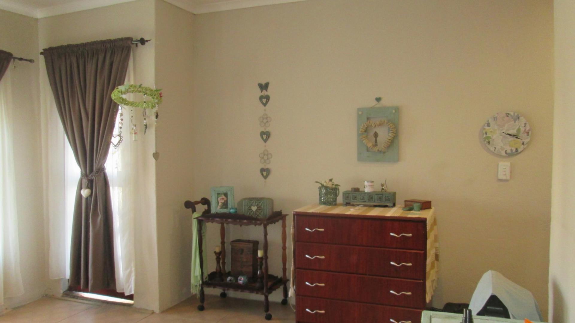 Main Bedroom - 29 square meters of property in Sonneveld