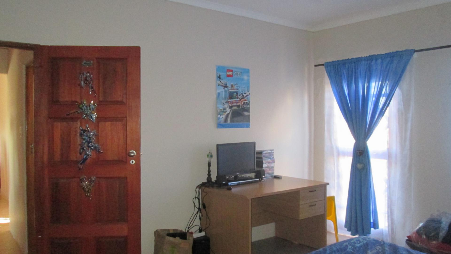 Bed Room 2 - 19 square meters of property in Sonneveld