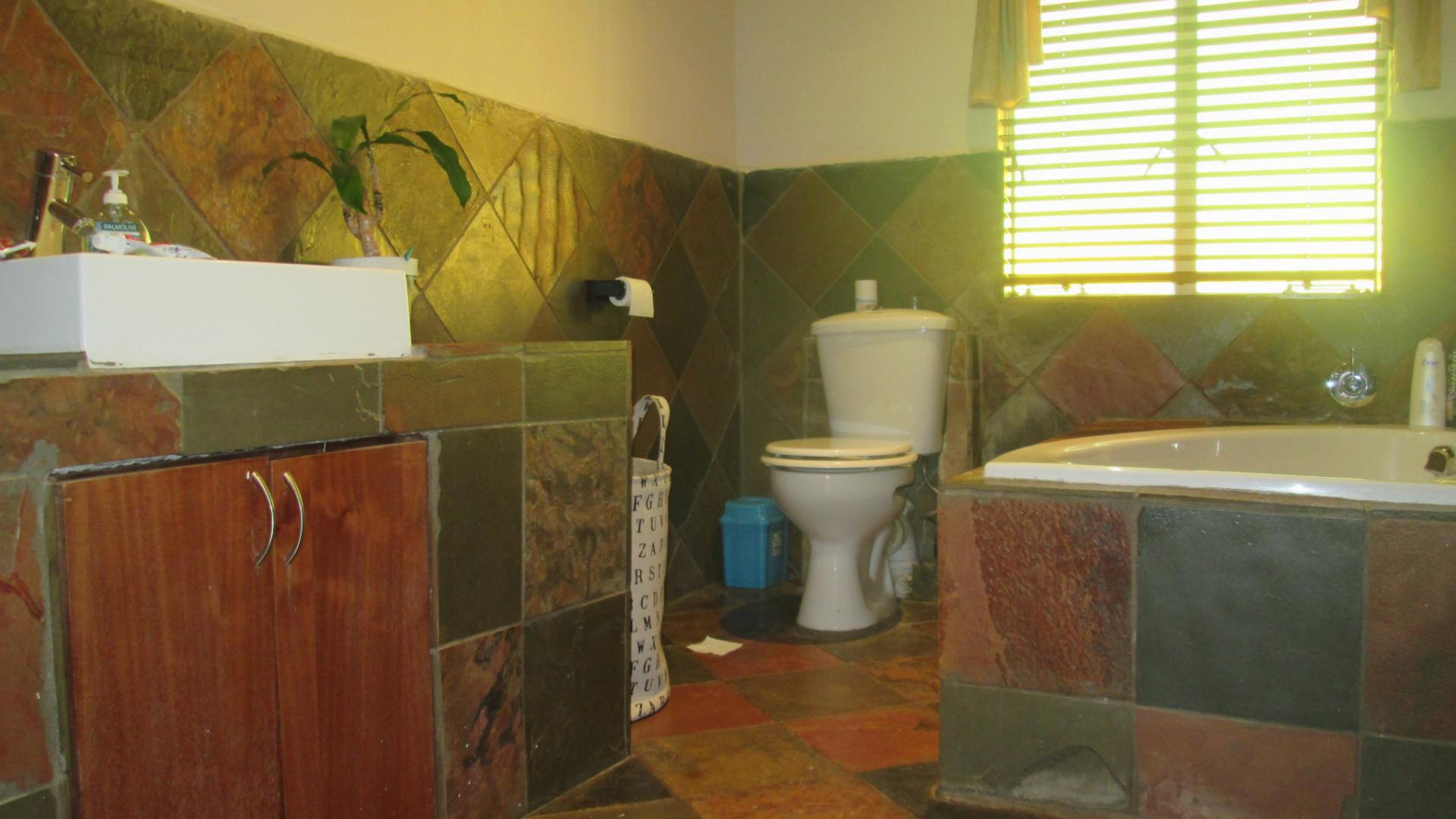 Bathroom 2 - 9 square meters of property in Sonneveld