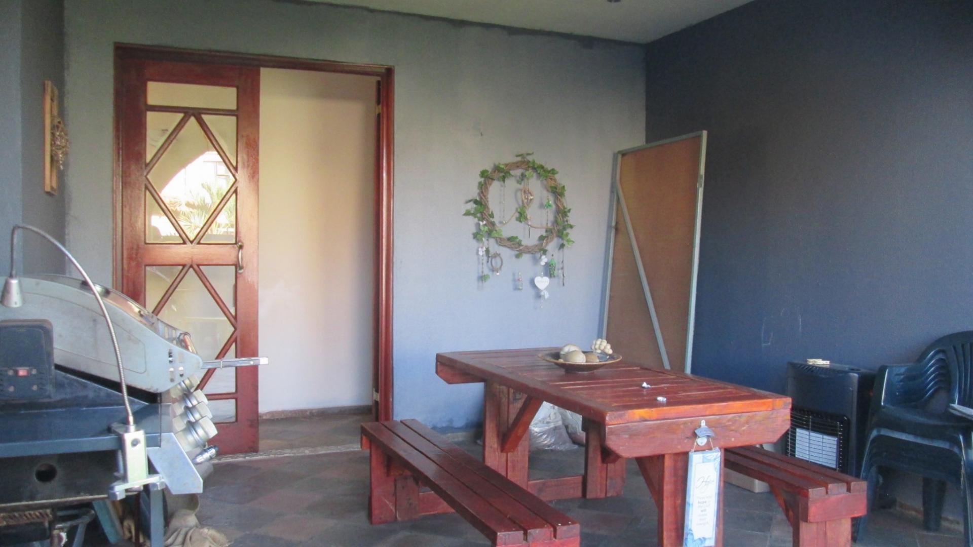 Patio - 25 square meters of property in Sonneveld