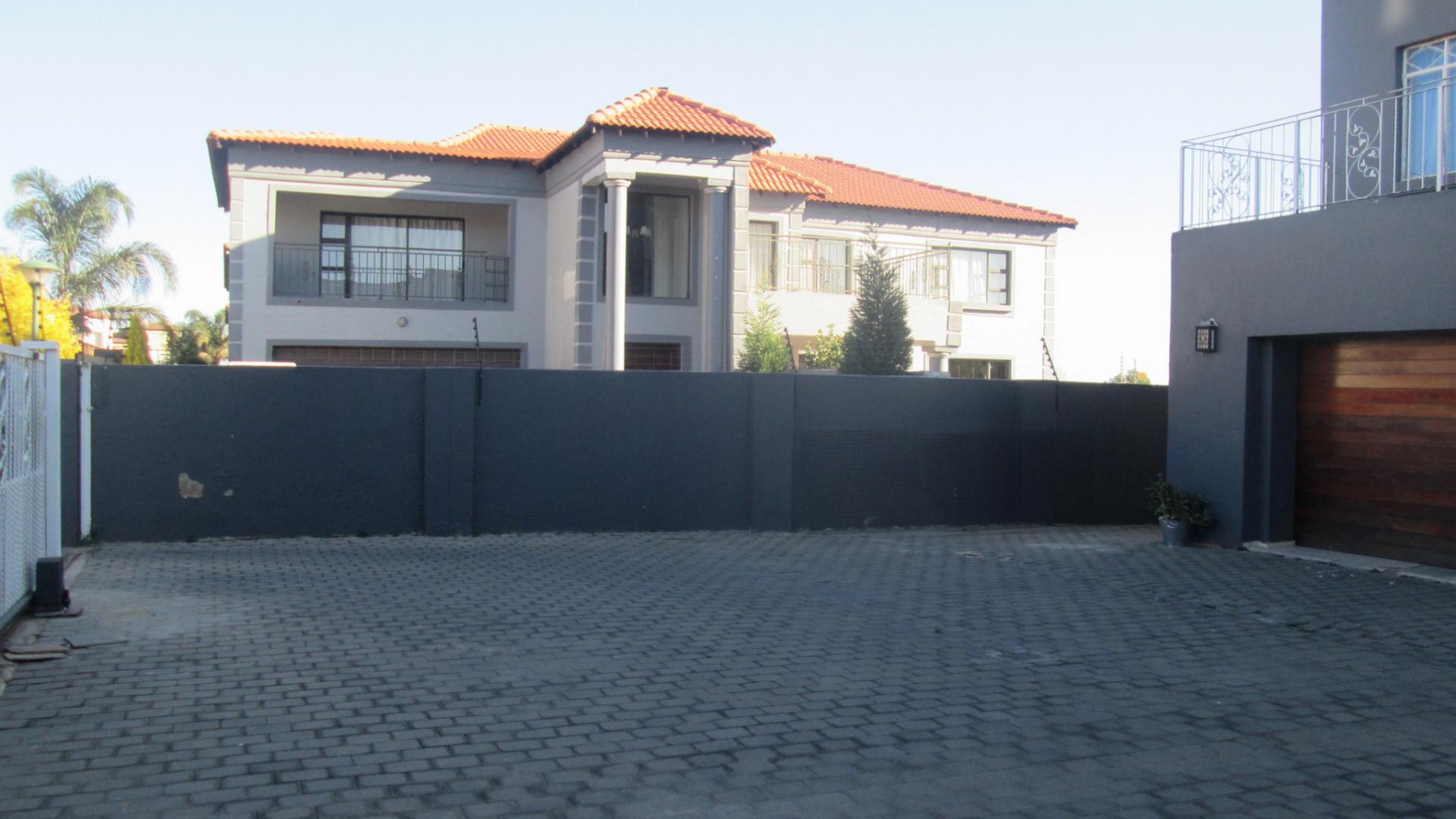 Spaces - 48 square meters of property in Sonneveld