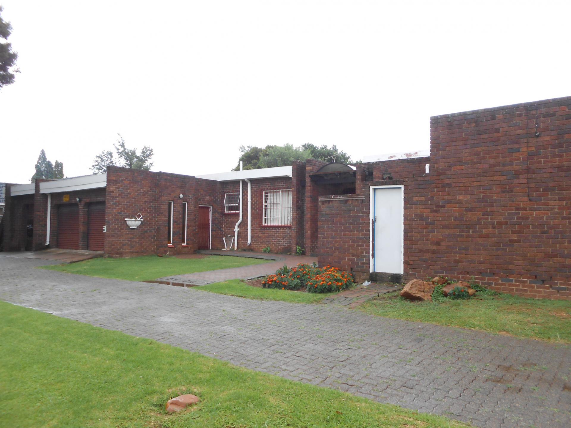 Front View of property in Sunward park