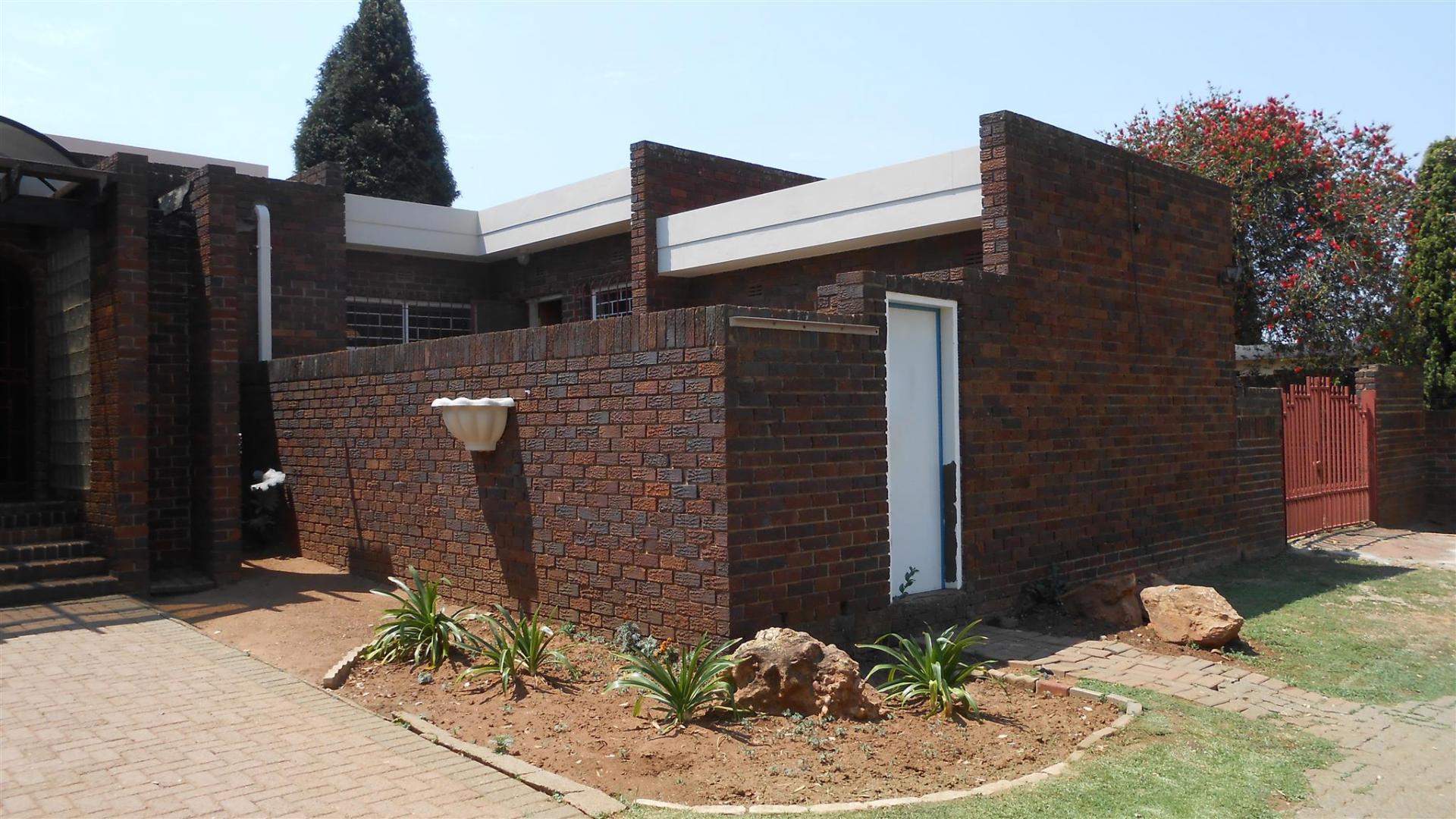 Front View of property in Sunward park