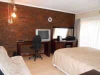 Main Bedroom - 26 square meters of property in Sunward park