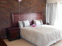 Main Bedroom - 26 square meters of property in Sunward park