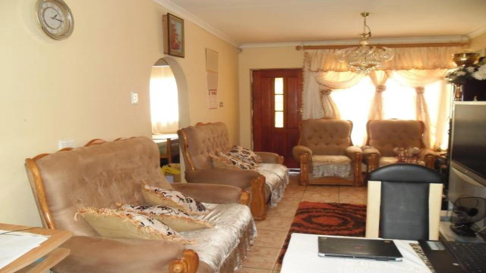Lounges of property in Parsons Vlei