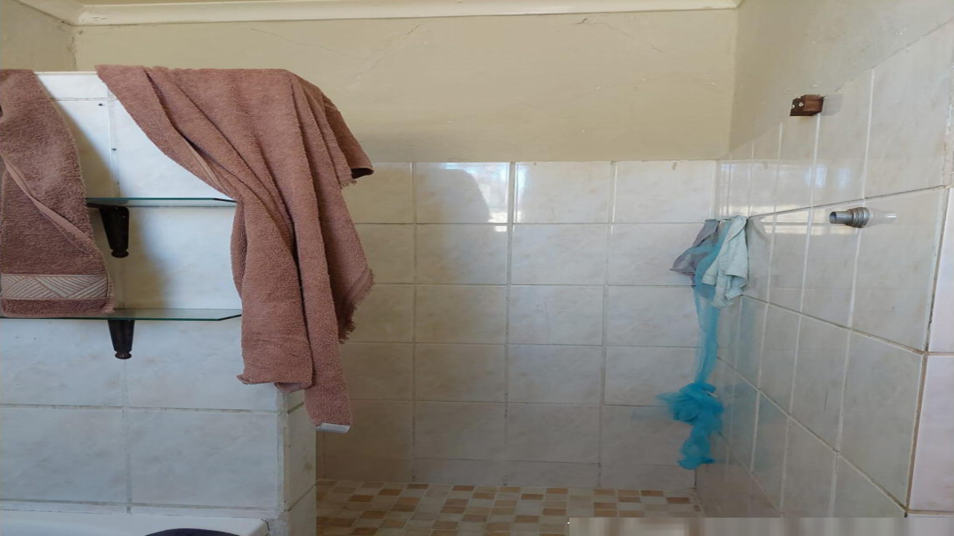 Bathroom 1 of property in Roodepoort