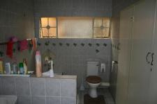 Main Bathroom - 13 square meters of property in Emalahleni (Witbank) 