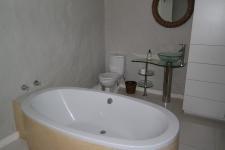 Bathroom 1 - 18 square meters of property in Bredasdorp