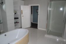 Bathroom 1 - 18 square meters of property in Bredasdorp