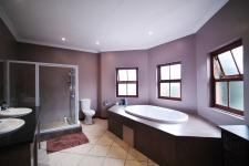 Bathroom 1 - 2 square meters of property in Cormallen Hill Estate