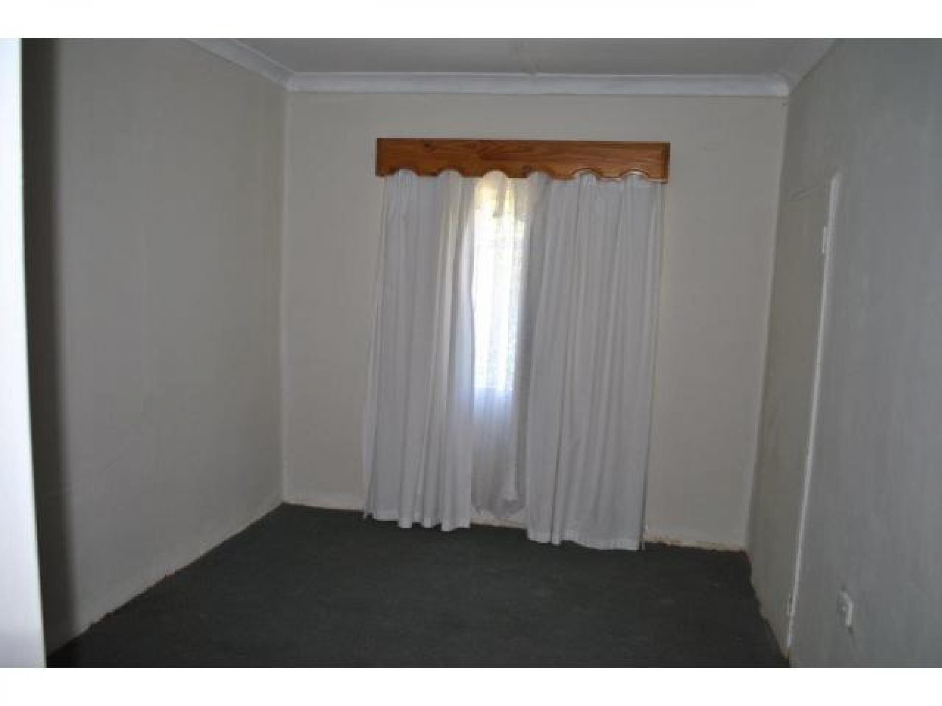 Bed Room 1 - 14 square meters of property in Koppies