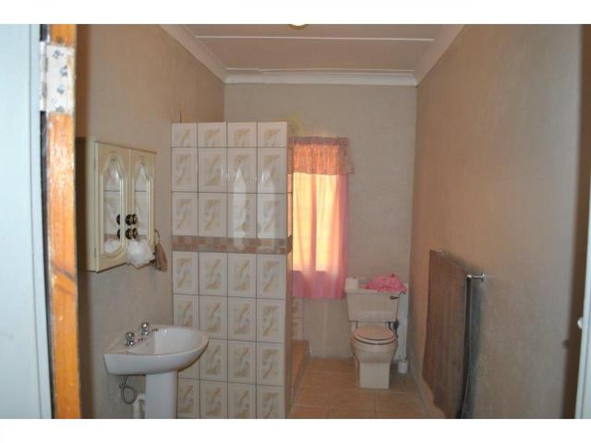 Main Bathroom - 10 square meters of property in Koppies