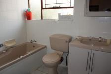 Bathroom 1 - 5 square meters of property in Vaalmarina
