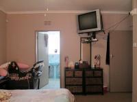 Main Bedroom - 22 square meters of property in Greenhills