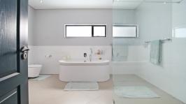 Main Bathroom - 14 square meters of property in Silverwoods Country Estate
