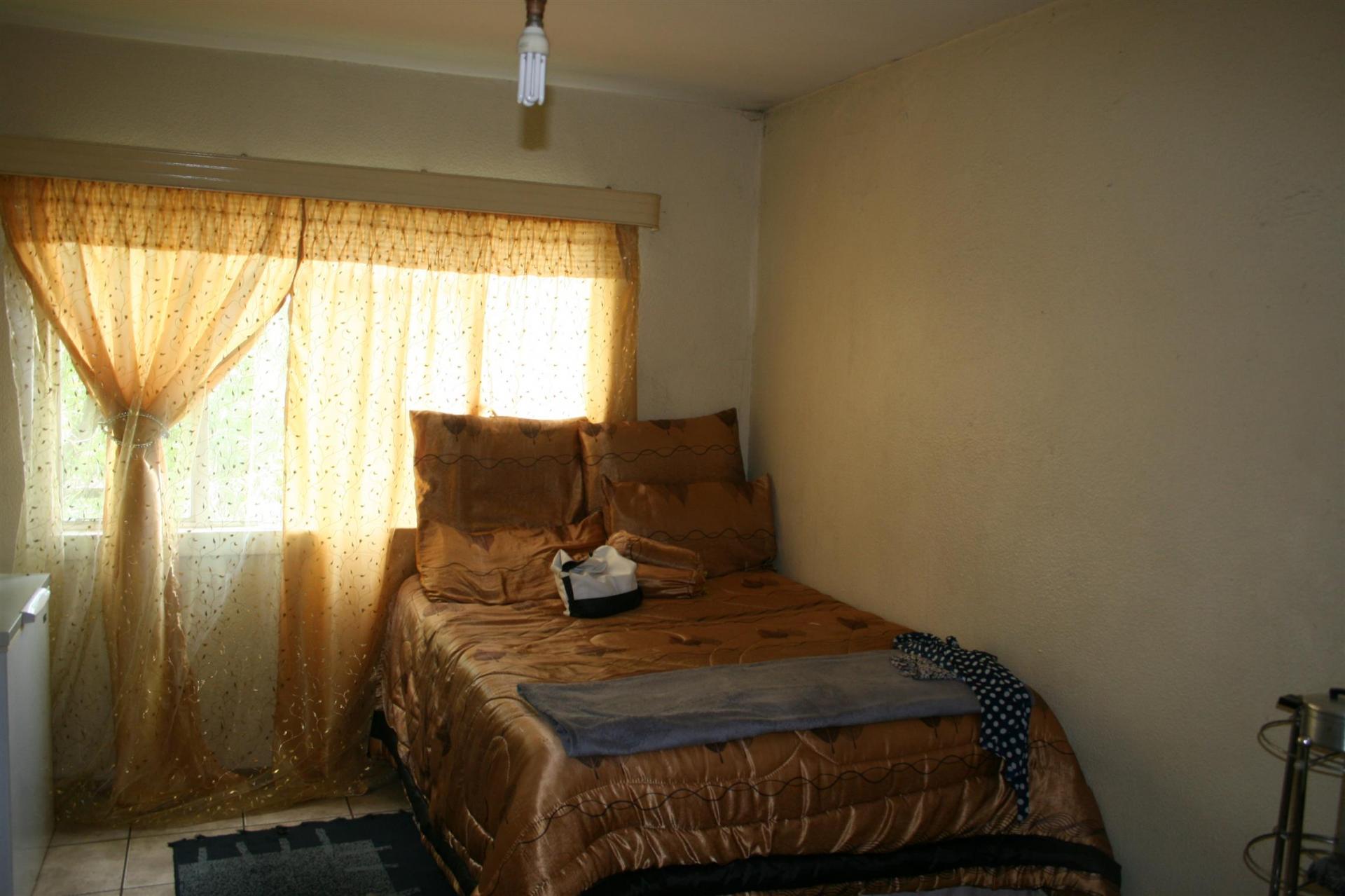 Main Bedroom - 20 square meters of property in Tasbetpark