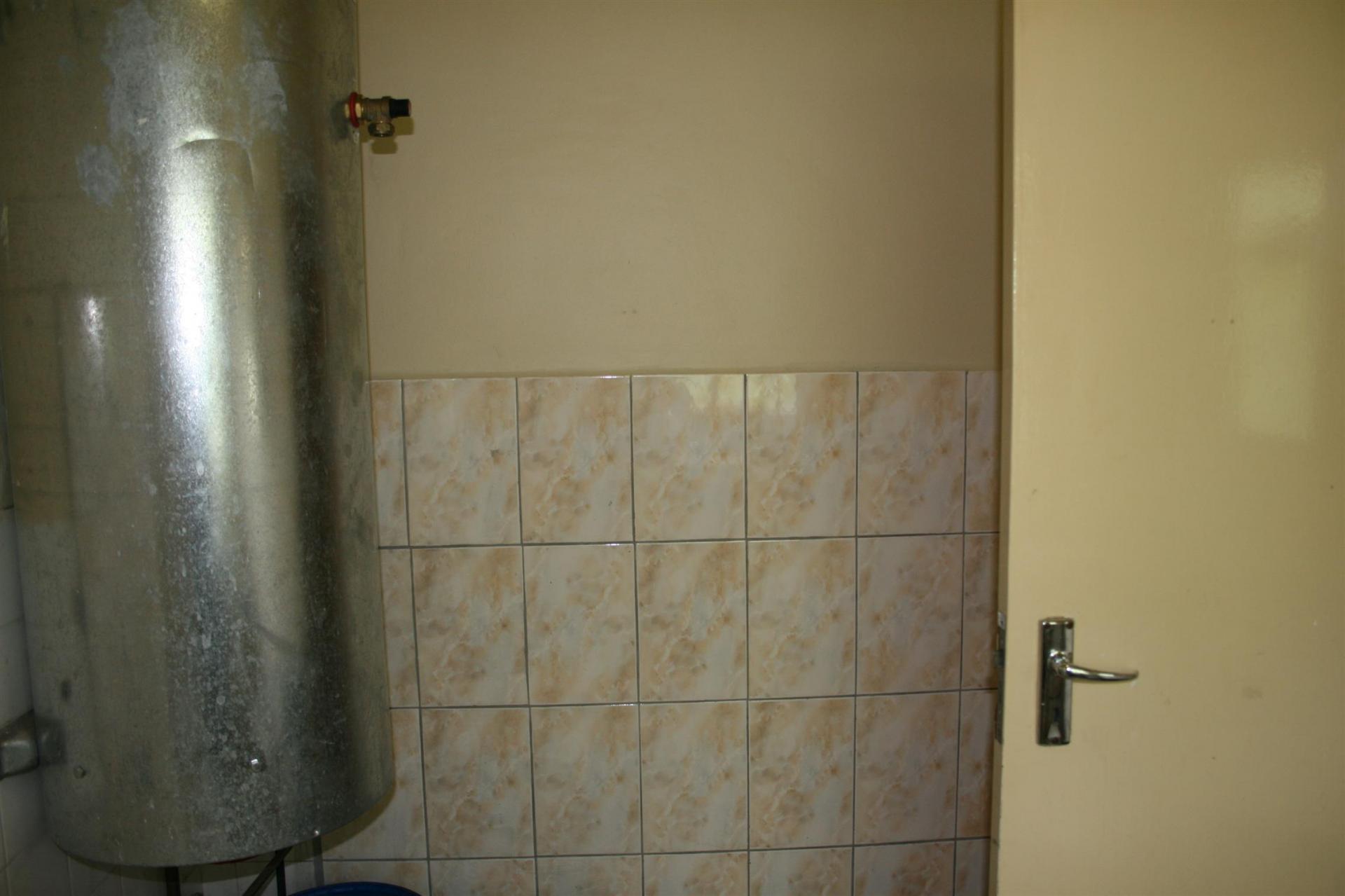 Main Bathroom - 7 square meters of property in Tasbetpark