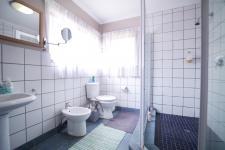 Main Bathroom of property in Woodhill Golf Estate