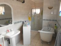 Main Bathroom - 16 square meters of property in Selcourt
