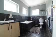 Bathroom 2 - 3 square meters of property in Woodlands Lifestyle Estate