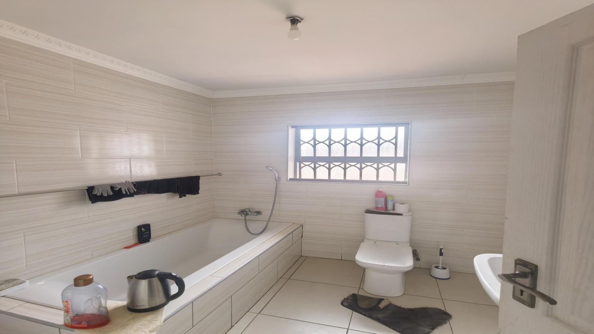 Bathroom 1 of property in Makhado (Louis Trichard)