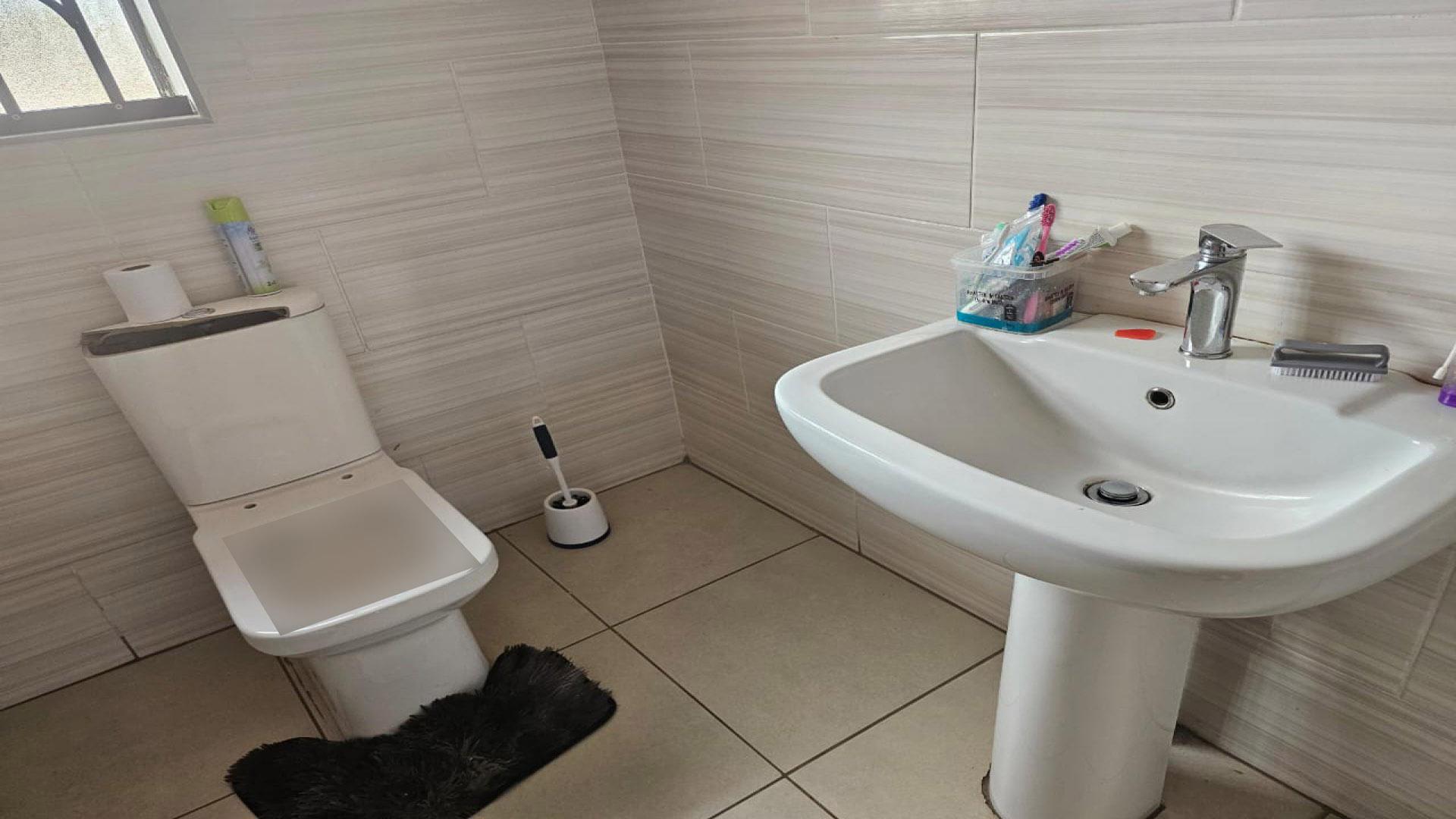 Bathroom 1 of property in Makhado (Louis Trichard)