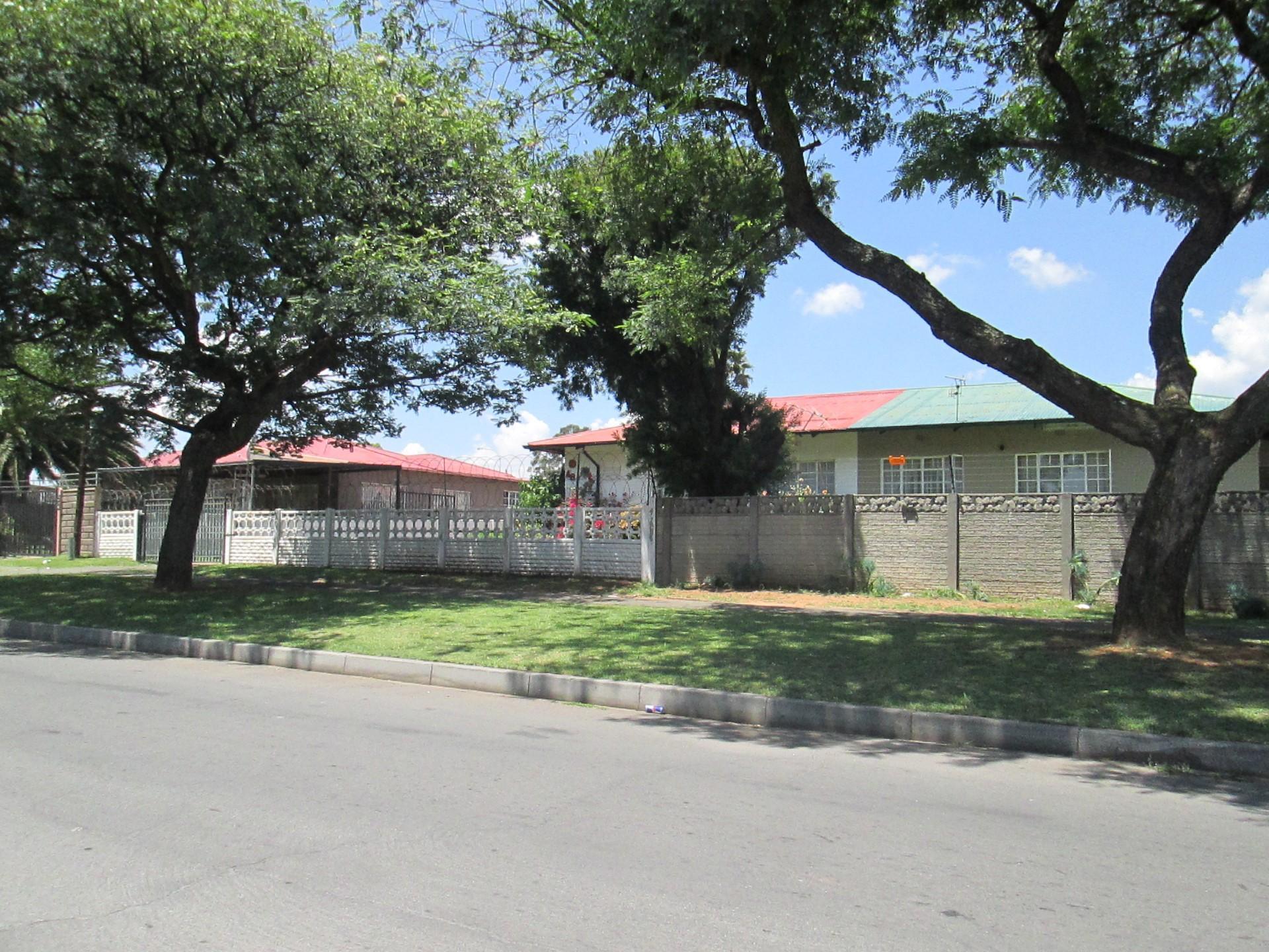 Front View of property in Crown Gardens